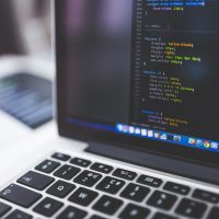 数据核对人员在电脑前用计算器复核盎司折算克价公式的严谨工作画面