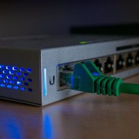 贵金属行情编辑在办公桌前对照多屏行情数据记录黄金价格实时变化的日常工作场景